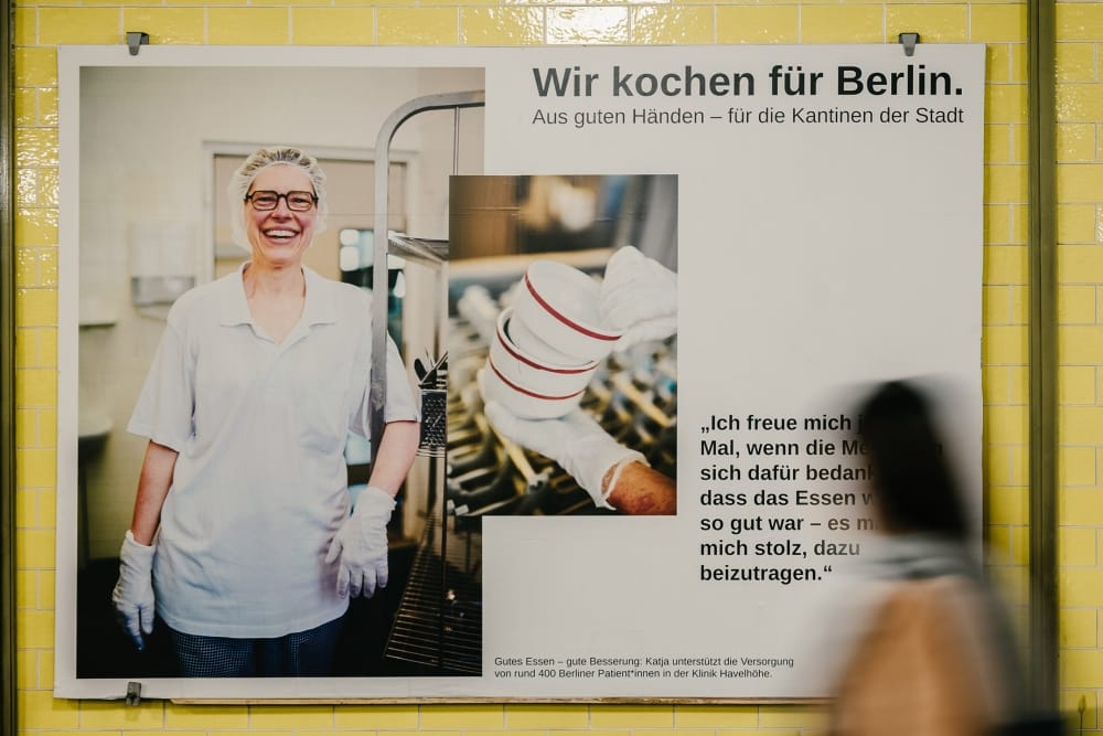 Kampagnenplakat an einer Berliner Bahnstation