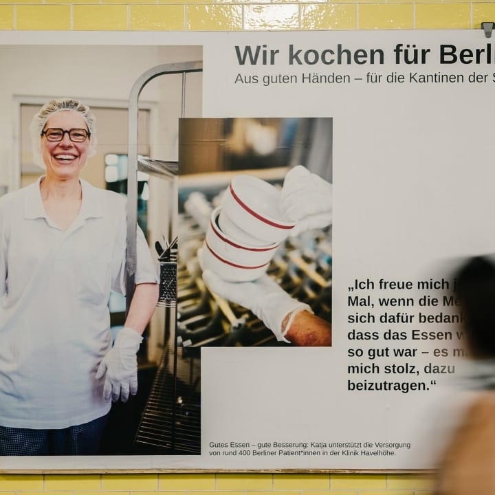 Kampagnenplakat an einer Berliner Bahnstation