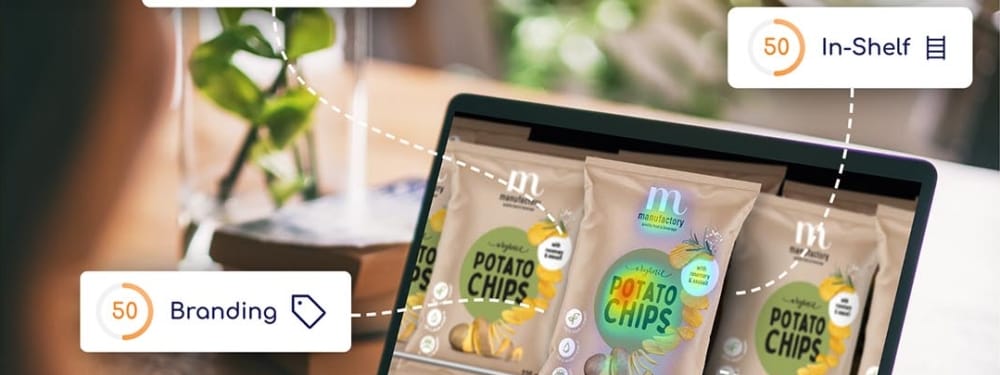 Eine Person arbeitet an einem Laptop, auf dem eine Kartoffelchips-Verpackung angezeigt wird. Schwebende Symbole zeigen Bewertungen für Attention (88), Branding (50), In-Shelf (50) und Processing (60). Im Hintergrund stehen eine Pflanze und ein Glas Wasser.